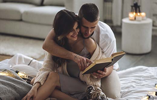 due innamorati che leggono poesie d'amore. Una raccolta di poesie è il regalo perfetto per San Valentino