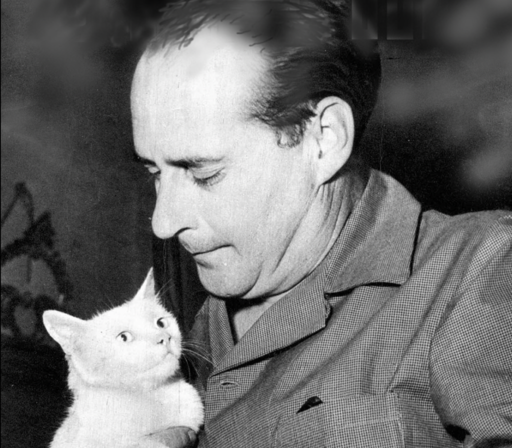 Roberto Rossellini con la gatta “Saha”, durante le riprese del film I sette peccati capitali, episodio “Invidia”, ripreso dal romanzo di Colette 