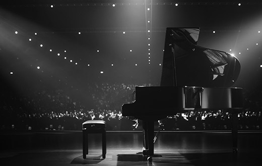 In questo viaggio assurdo partiremo dal 1700 con il grande musicista Tartini, passando per L'allievo di Tartini (Der Baron von B.) di Hoffmann e per poi atterrare su Amazon Prime con Nocturne interpretato dall&rsquo;attrice Sydney Sweeney.