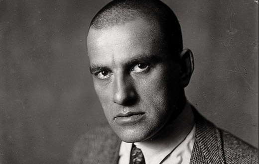 Figura centrale dell'avanguardia futurista e soprattutto simbolo della poesia rivoluzionaria sovietica, Vladimir Majakovskij è stato un poeta, un drammaturgo e pittore russo